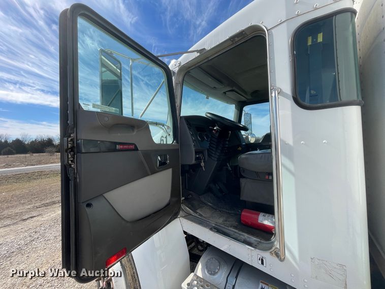 image for item HX9831 2016 Kenworth T370  box truck