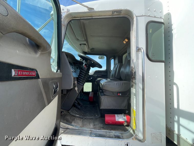 image for item HX9831 2016 Kenworth T370  box truck