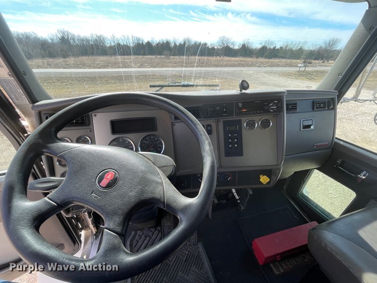 image for item HX9831 2016 Kenworth T370  box truck