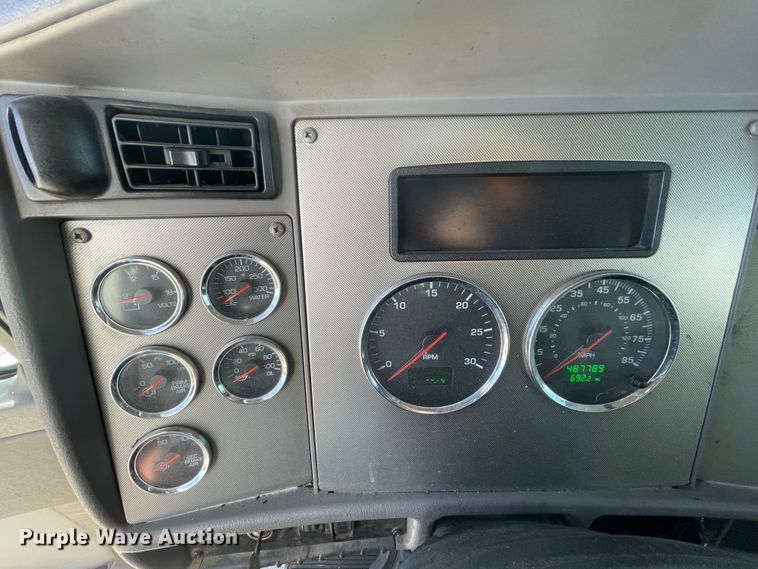 image for item HX9831 2016 Kenworth T370  box truck