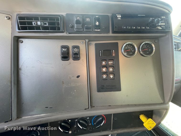 image for item HX9831 2016 Kenworth T370  box truck