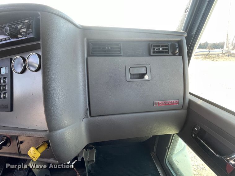 image for item HX9831 2016 Kenworth T370  box truck