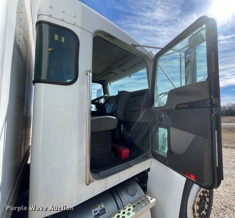 image for item HX9831 2016 Kenworth T370  box truck