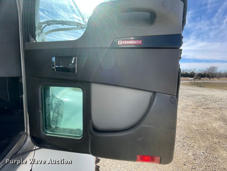 image for item HX9831 2016 Kenworth T370  box truck