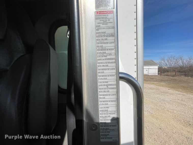 image for item HX9831 2016 Kenworth T370  box truck