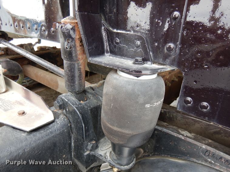 image for item IA9349 1998 Peterbilt 379  semi truck