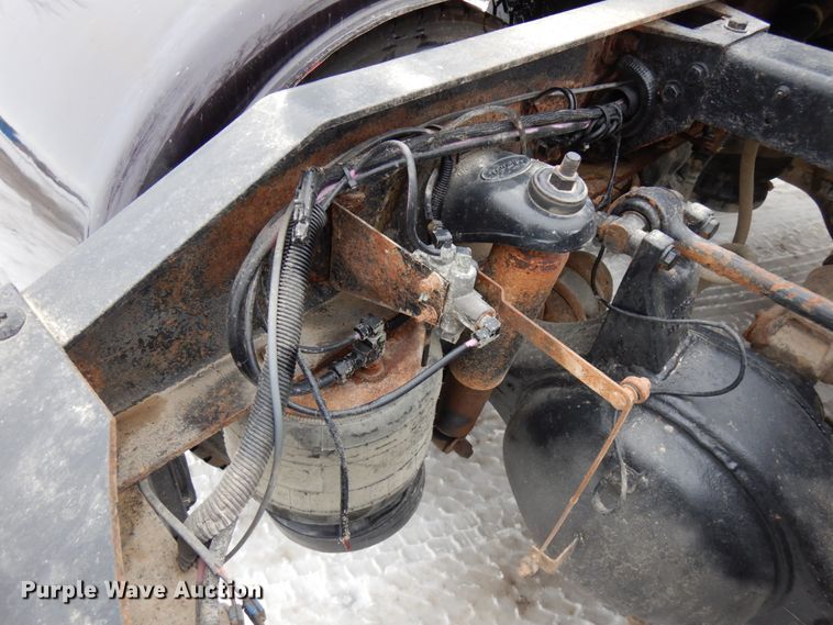 image for item IA9349 1998 Peterbilt 379  semi truck