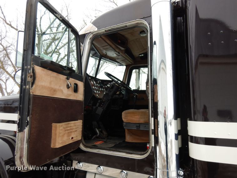 image for item IA9349 1998 Peterbilt 379  semi truck