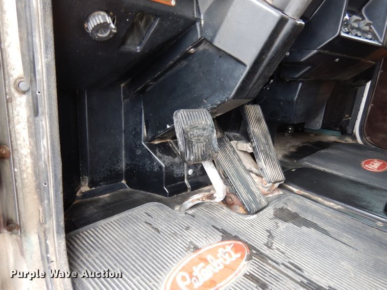 image for item IA9349 1998 Peterbilt 379  semi truck