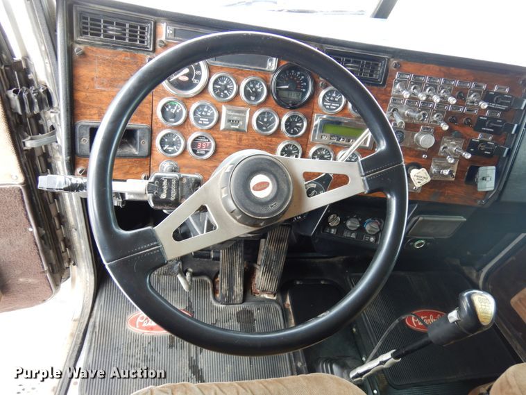 image for item IA9349 1998 Peterbilt 379  semi truck