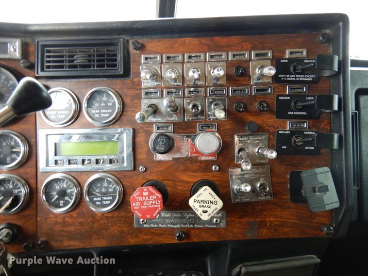 image for item IA9349 1998 Peterbilt 379  semi truck