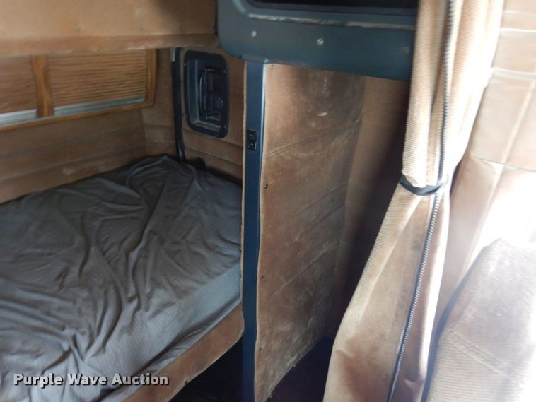 image for item IA9349 1998 Peterbilt 379  semi truck