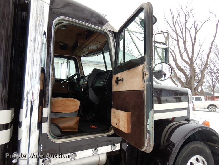 image for item IA9349 1998 Peterbilt 379  semi truck