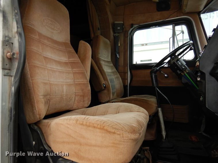 image for item IA9349 1998 Peterbilt 379  semi truck