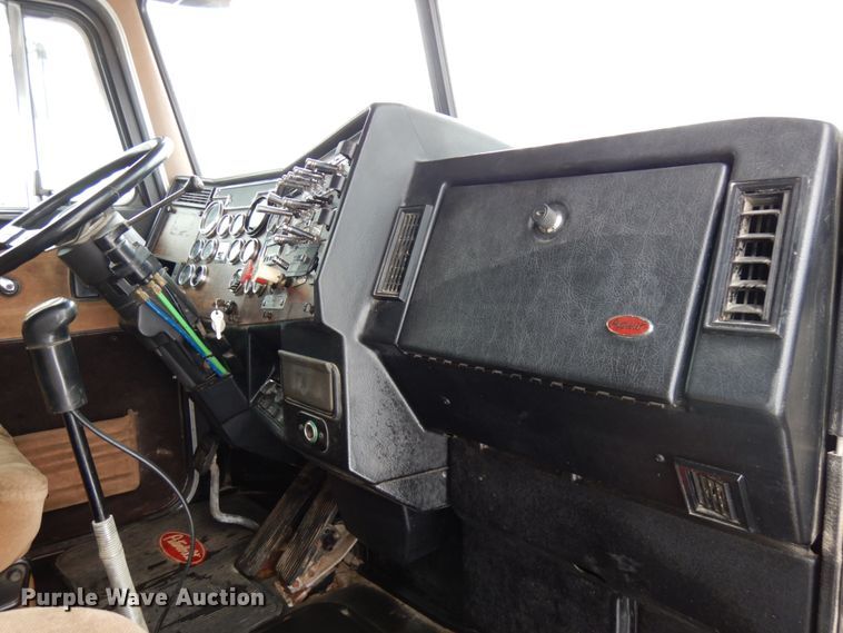 image for item IA9349 1998 Peterbilt 379  semi truck