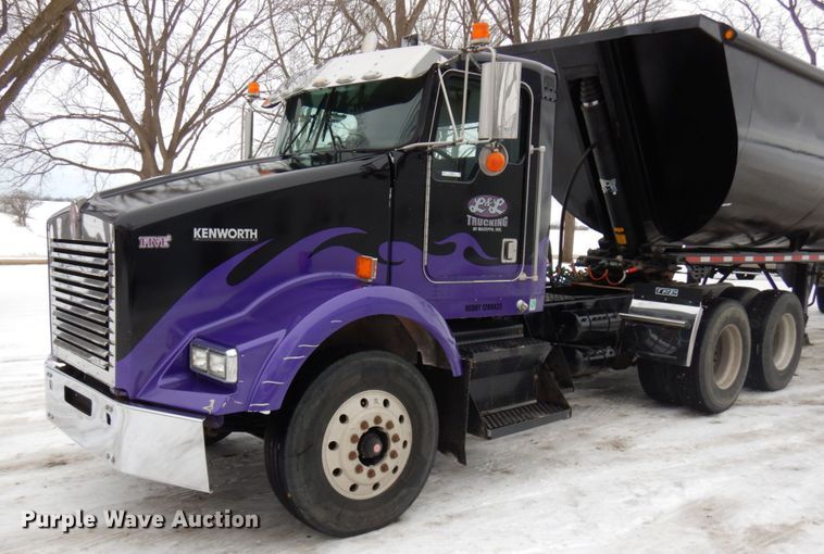 image for item IA9350 2001 Kenworth T800  semi truck