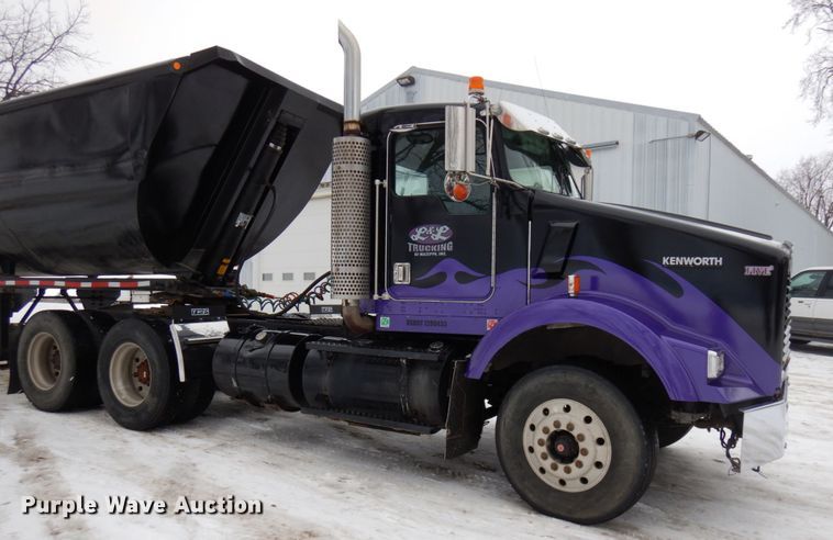 image for item IA9350 2001 Kenworth T800  semi truck