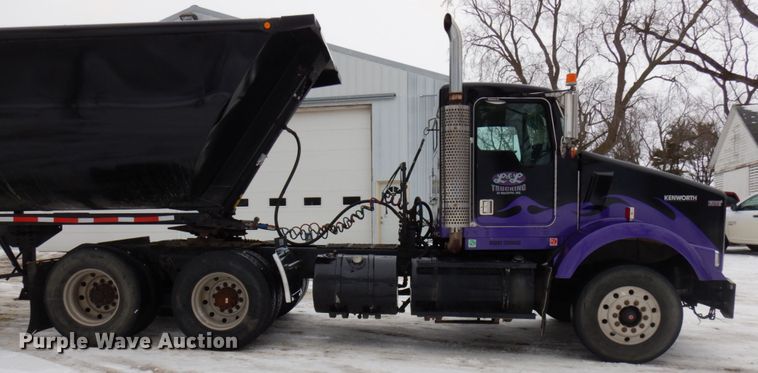 image for item IA9350 2001 Kenworth T800  semi truck