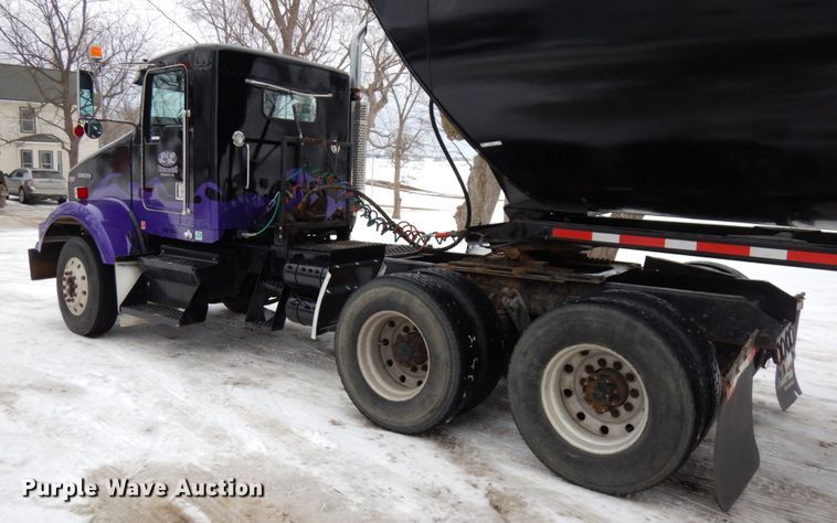 image for item IA9350 2001 Kenworth T800  semi truck