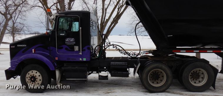 image for item IA9350 2001 Kenworth T800  semi truck