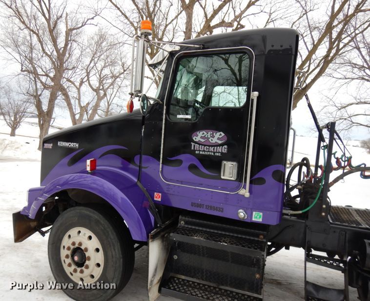 image for item IA9350 2001 Kenworth T800  semi truck