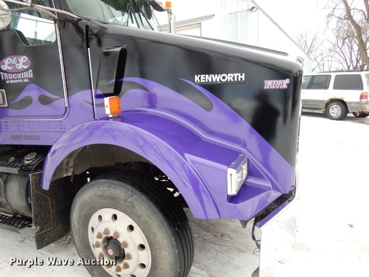 image for item IA9350 2001 Kenworth T800  semi truck