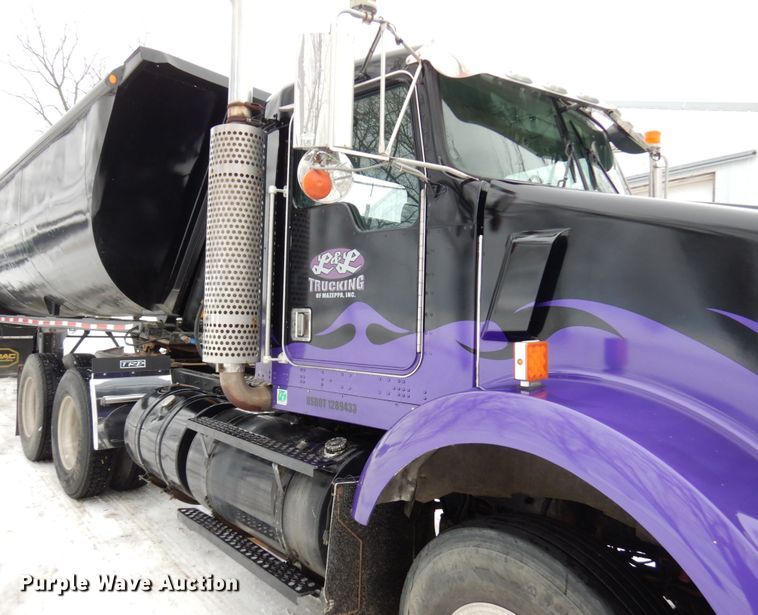 image for item IA9350 2001 Kenworth T800  semi truck