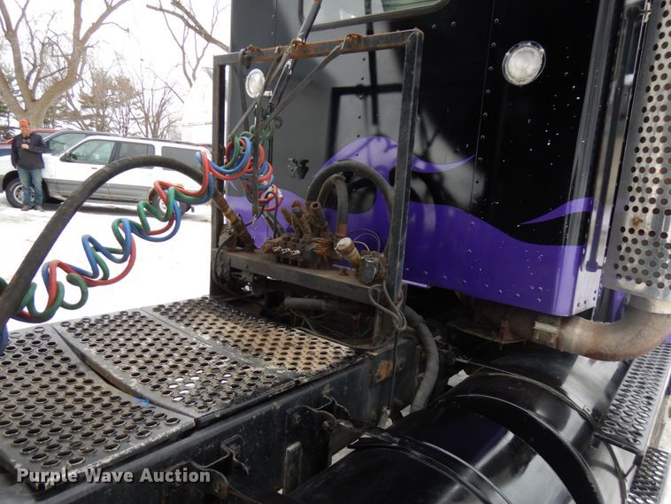 image for item IA9350 2001 Kenworth T800  semi truck