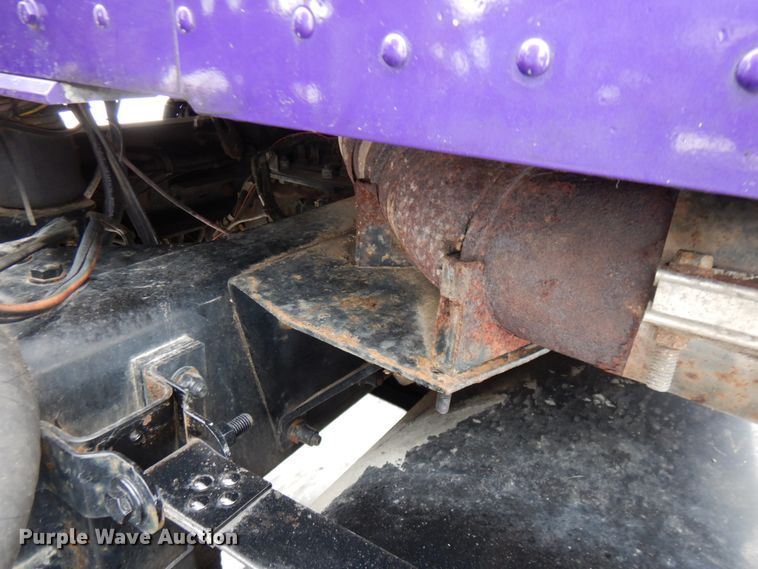 image for item IA9350 2001 Kenworth T800  semi truck