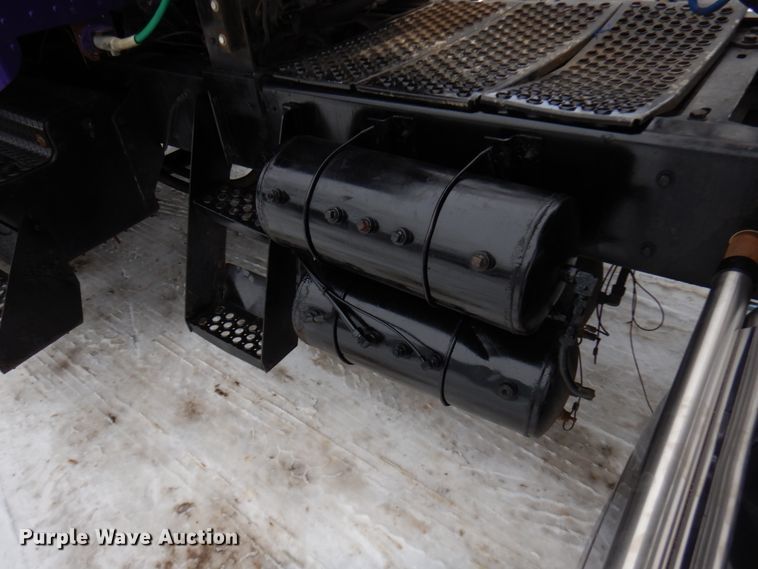 image for item IA9350 2001 Kenworth T800  semi truck