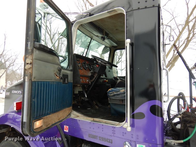 image for item IA9350 2001 Kenworth T800  semi truck