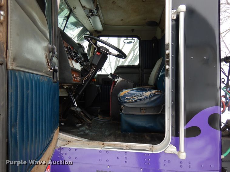 image for item IA9350 2001 Kenworth T800  semi truck