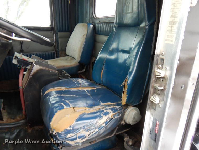 image for item IA9350 2001 Kenworth T800  semi truck