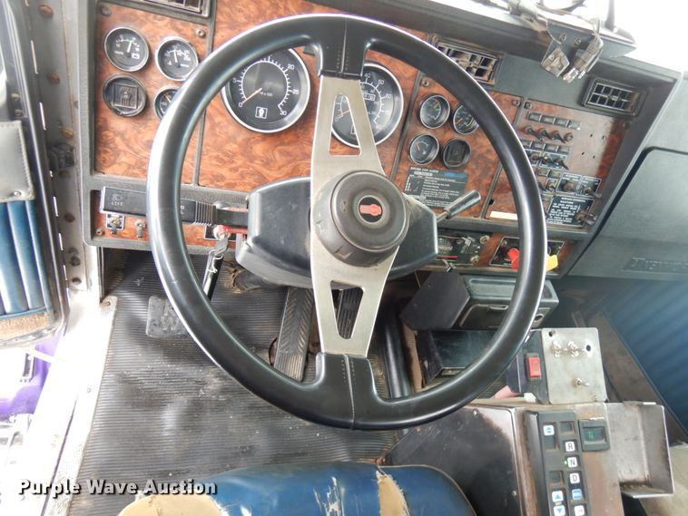 image for item IA9350 2001 Kenworth T800  semi truck