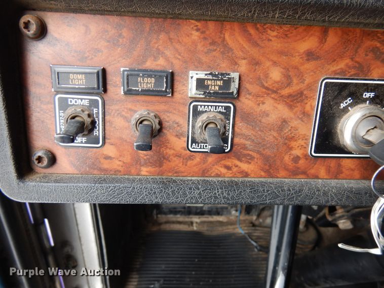 image for item IA9350 2001 Kenworth T800  semi truck