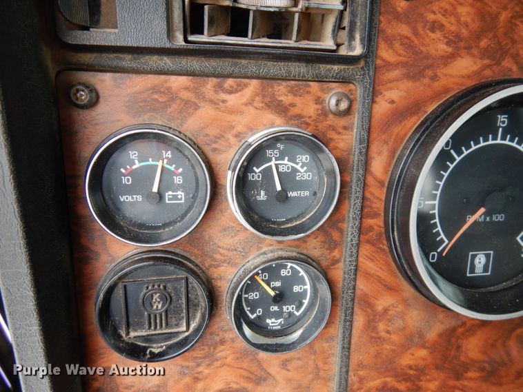 image for item IA9350 2001 Kenworth T800  semi truck