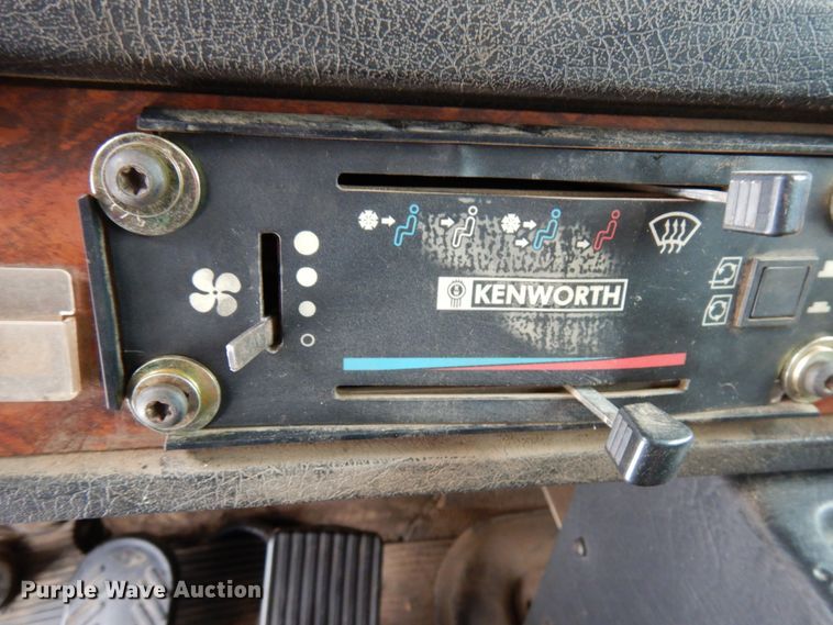 image for item IA9350 2001 Kenworth T800  semi truck