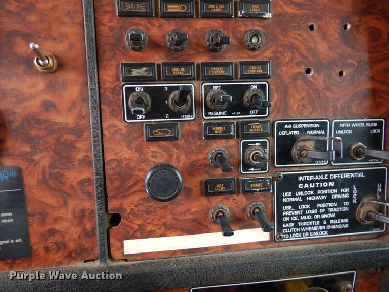 image for item IA9350 2001 Kenworth T800  semi truck