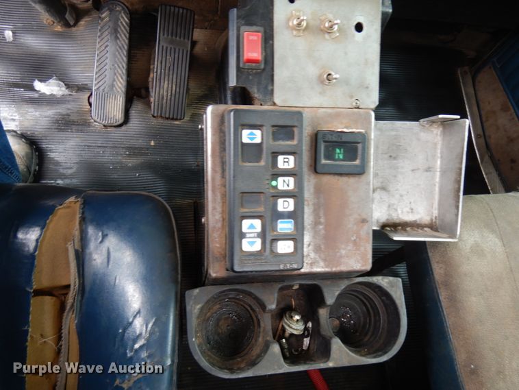 image for item IA9350 2001 Kenworth T800  semi truck