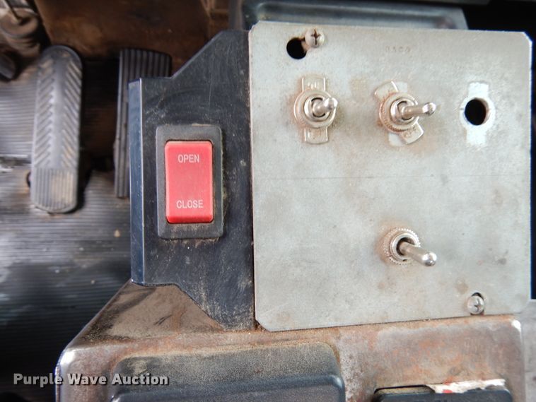 image for item IA9350 2001 Kenworth T800  semi truck