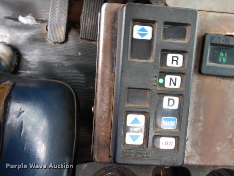 image for item IA9350 2001 Kenworth T800  semi truck