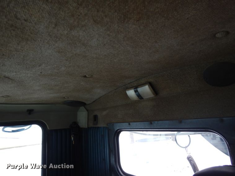 image for item IA9350 2001 Kenworth T800  semi truck