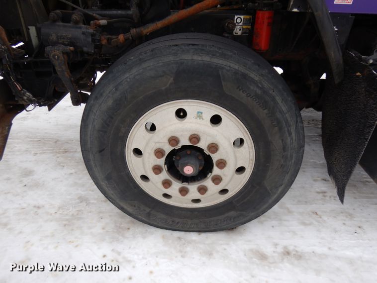 image for item IA9350 2001 Kenworth T800  semi truck