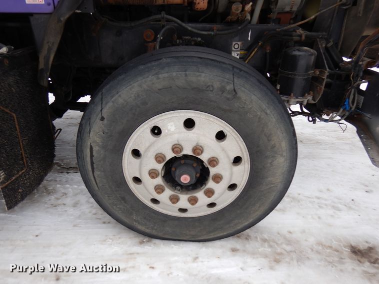 image for item IA9350 2001 Kenworth T800  semi truck