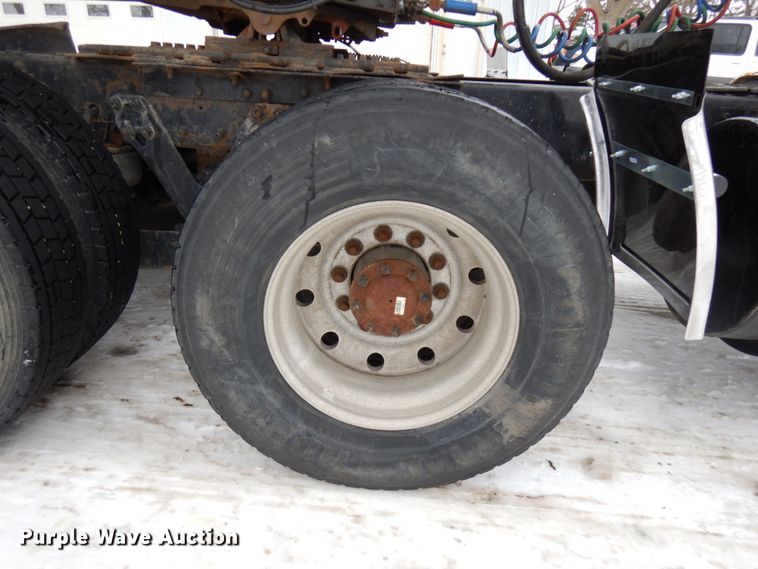 image for item IA9350 2001 Kenworth T800  semi truck