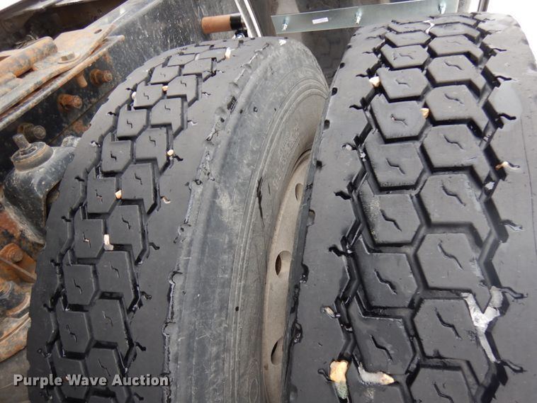 image for item IA9350 2001 Kenworth T800  semi truck