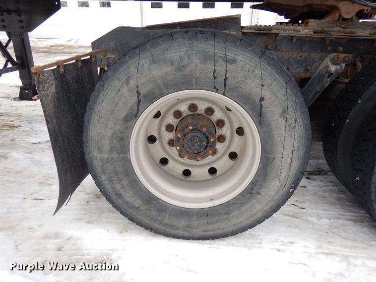 image for item IA9350 2001 Kenworth T800  semi truck