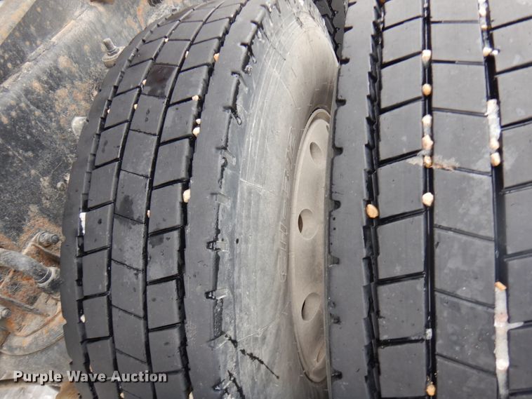 image for item IA9350 2001 Kenworth T800  semi truck