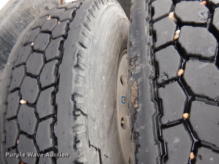 image for item IA9350 2001 Kenworth T800  semi truck