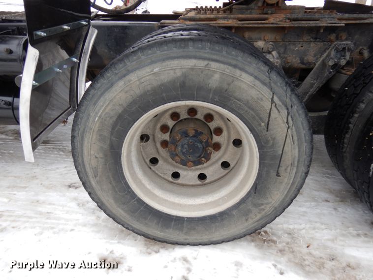 image for item IA9350 2001 Kenworth T800  semi truck